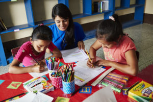 Ninos de Guatemala volunteer and students